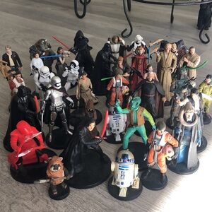 35 STAR WARS FIGURES